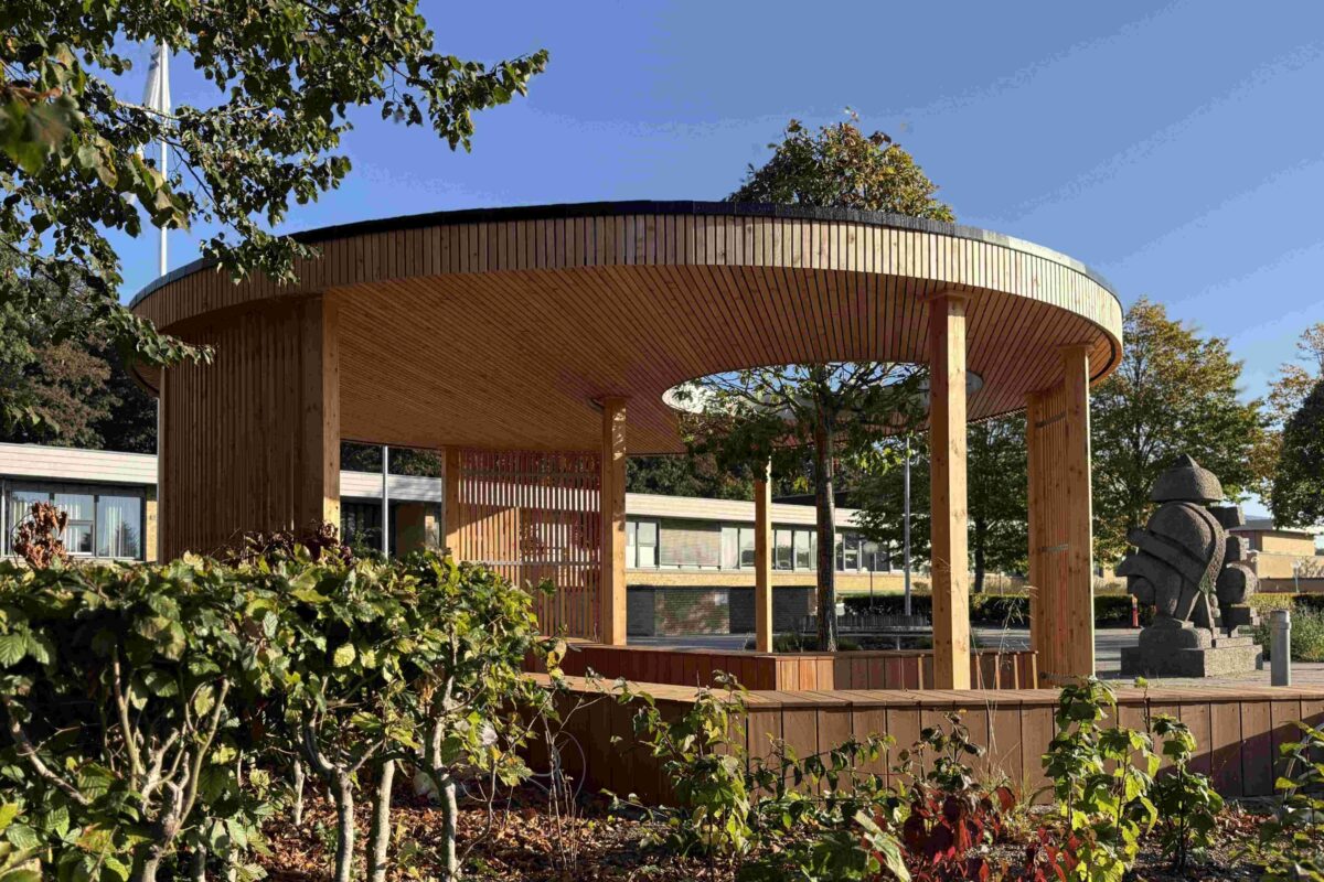 Specialdesignet overdækning i træ udført af By Bang for Dalgas ved Mariagerfjord Gymnasium