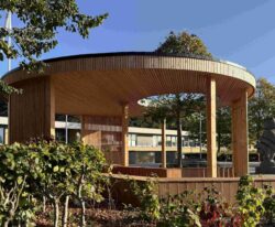 Specialdesignet overdækning i træ udført af By Bang for Dalgas ved Mariagerfjord Gymnasium