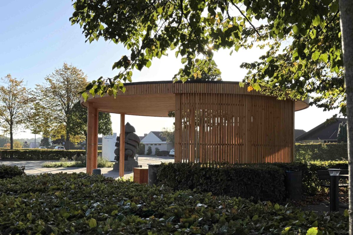 Cirkulær træoverdækning og opholdsrum til elever ved Mariagerfjord Gymnasium