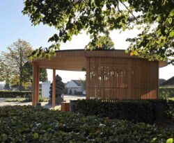 Cirkulær træoverdækning og opholdsrum til elever ved Mariagerfjord Gymnasium