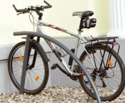 Cykel-læn til parkering af lad- og Christiania-cykler, formet af læn til nem parkering af store cykler