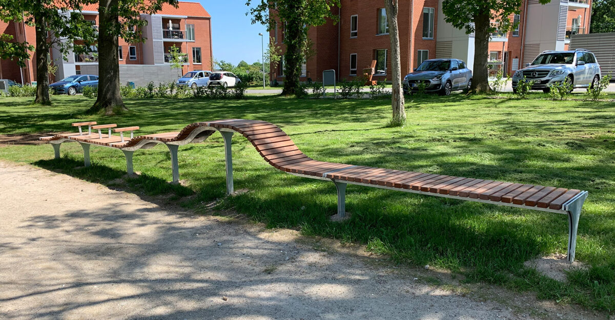 modulopbygget plint i galvaniseret stål beklædt med mahogni stave