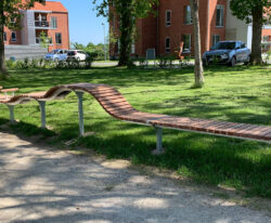 modulopbygget plint i galvaniseret stål beklædt med mahogni stave