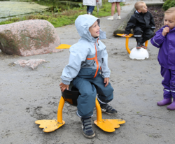 sjove taburetter, der ligner and, for både børn og voksne i Doktorparken i Randers, De omvendte ænder i Doktorparken