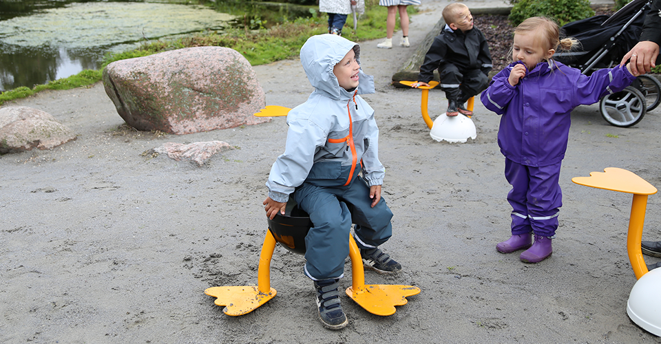 sjove taburetter, der ligner and, for både børn og voksne i Doktorparken i Randers, De omvendte ænder i Doktorparken