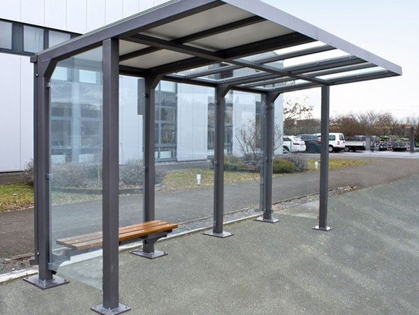 fast og elegant busskur i galvaniseret stål eller i malet udførsel med sider af glas