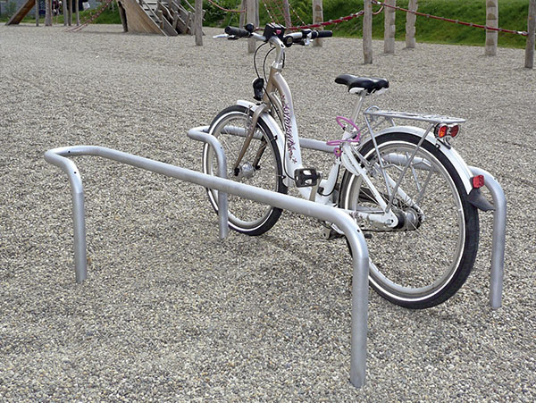 simple cykelstativer i formet af læn
