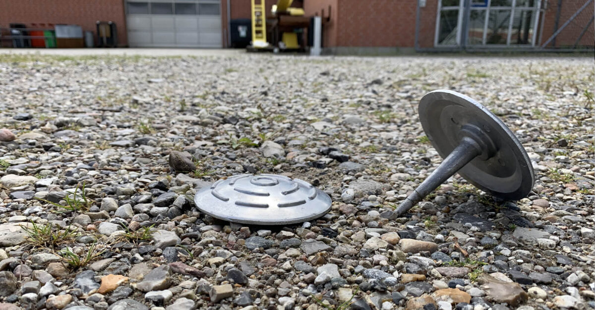 vejsøm (markeringssøm) i aluminium med refleksbånd og rustfri spyd på parkeringsplads til vejmarkering eller p-pladser