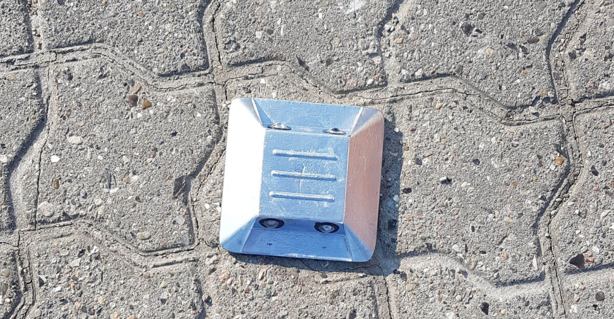 kvadratiske markeringssøm (vejsøm) i aluminium 100x100mm med reflektorer på begge sider og rustfri spyd til parkeringsplads til vejmarkering eller p-pladser