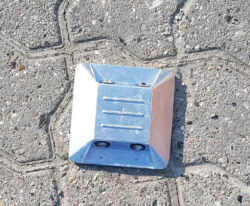 kvadratiske markeringssøm (vejsøm) i aluminium 100x100mm med reflektorer på begge sider og rustfri spyd til parkeringsplads til vejmarkering eller p-pladser