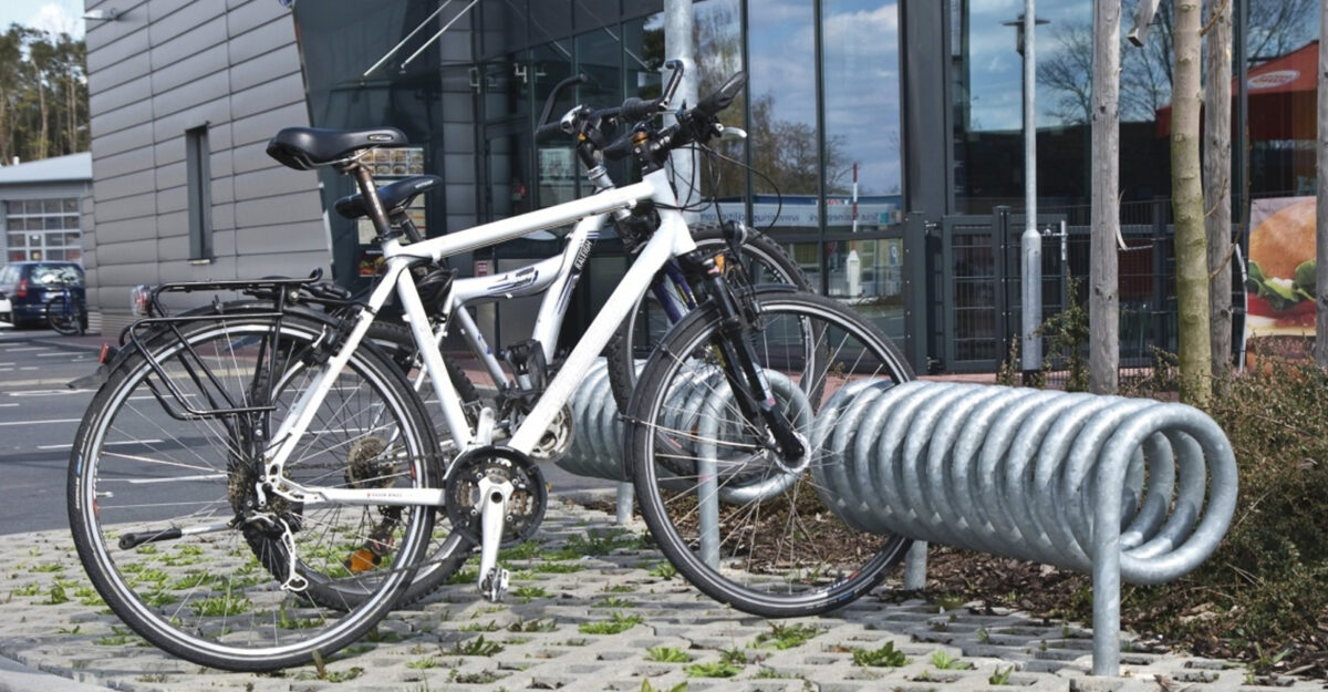 Omega cykelstativ i galvaniseret stål til parkering af mange cykler fra begge sider