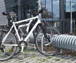 Omega cykelstativ i galvaniseret stål til parkering af mange cykler fra begge sider