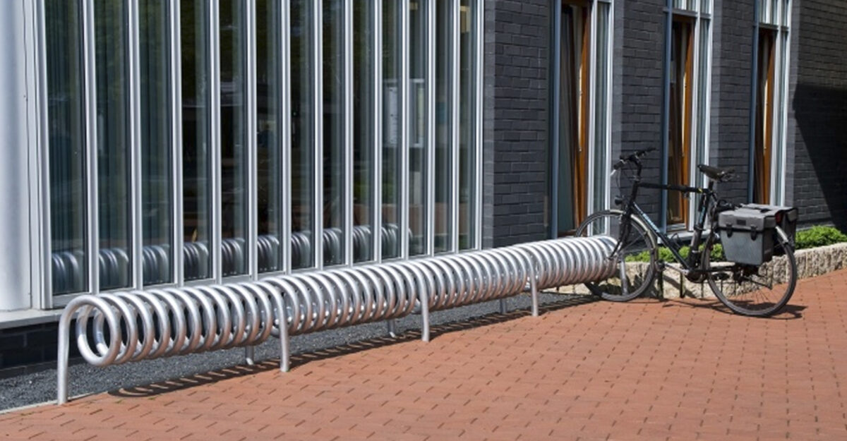 Omega cykelstativ i galvaniseret stål til parkering af mange cykler fra begge sider