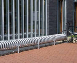 Omega cykelstativ i galvaniseret stål til parkering af mange cykler fra begge sider