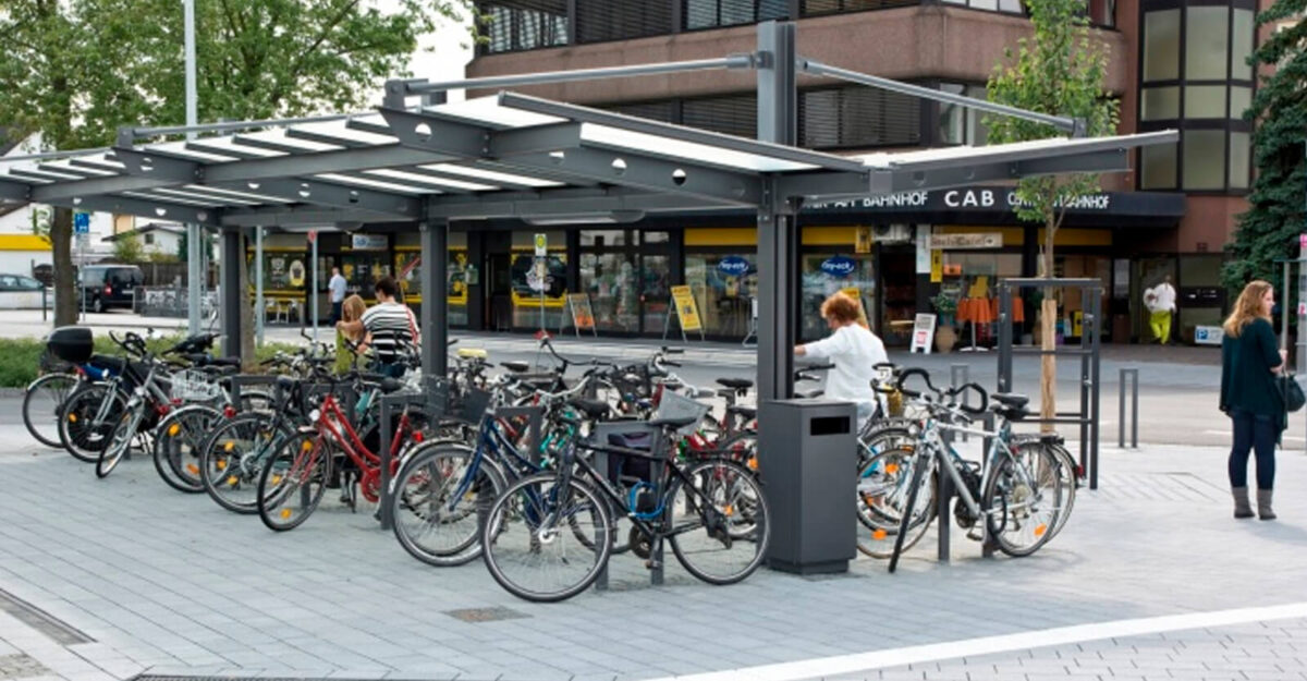 Pylon fleksibel cykeloverdækning i stålplader og i glas