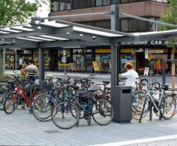 Pylon fleksibel cykeloverdækning i stålplader og i glas