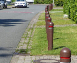 plast pullerter med kugletop til trafiksikring i byen