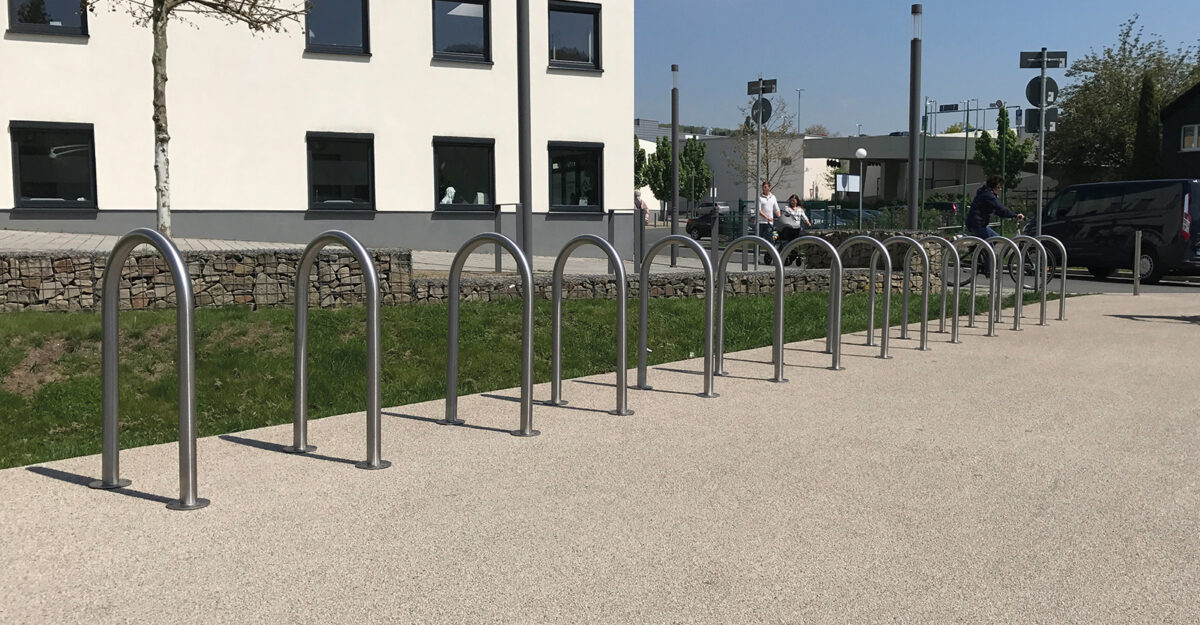 en række stålbøjler i galvaniseret stål, Stålbøjler til trafikafskærmning og stationære spærrebomme