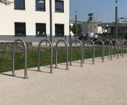 en række stålbøjler i galvaniseret stål, Stålbøjler til trafikafskærmning og stationære spærrebomme