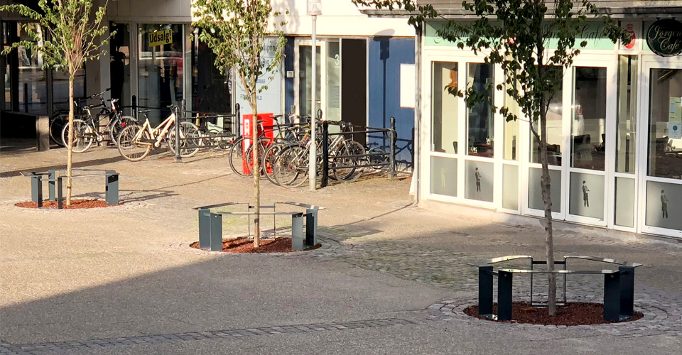 galvaniseret træværn med siddeplads (stål bænk omkring træ)