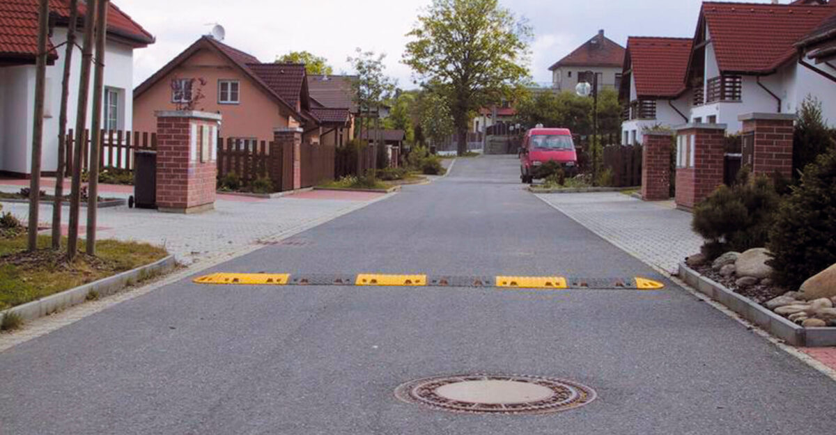 gul/sort vejbump for trafiksikkerhed i gummi i flere moduler