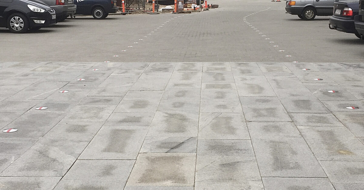 Rustfrit vejsøm (markeringssøm) med refleksbånd og rustfri spyd på parkeringsplads