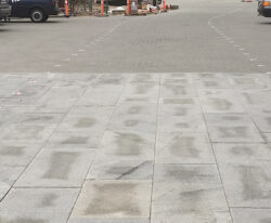 Rustfrit vejsøm (markeringssøm) med refleksbånd og rustfri spyd på parkeringsplads