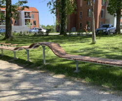 vinkede niveau bænk i galvaniseret stål og beklædt med mahogni stave i Odders Vitapark