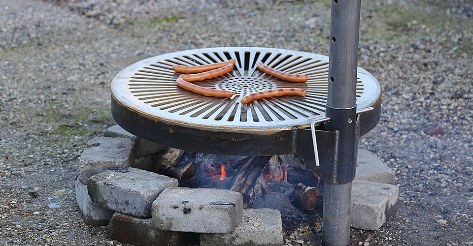 Bålgrill i meget hårdfør design til hygge i park
