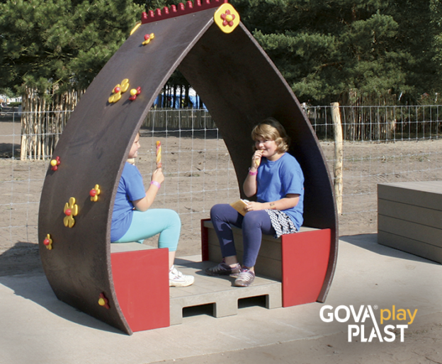 Blomsterlegehus Fleur med indvendig bænk GOVA play PLAST. Vedligeholdesfrit genbrugsplast. Legeplads, skolegård, børnehave, vuggesture, park plads forhandler BY BANG