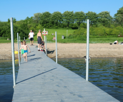 Flydebroen i vedligeholdsfrit genbrugsplast til havneanlæg, marina, roklubber og strand som fiskebro, anløbsbro, badebro mv.