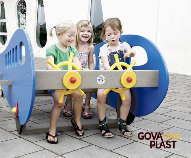 Piger i lille jumbojet GOVA play PLAST. Vedligeholdesfrit genbrugsplast. Legeplads, skolegård, børnehave, vuggesture, park plads forhandler BY BANG