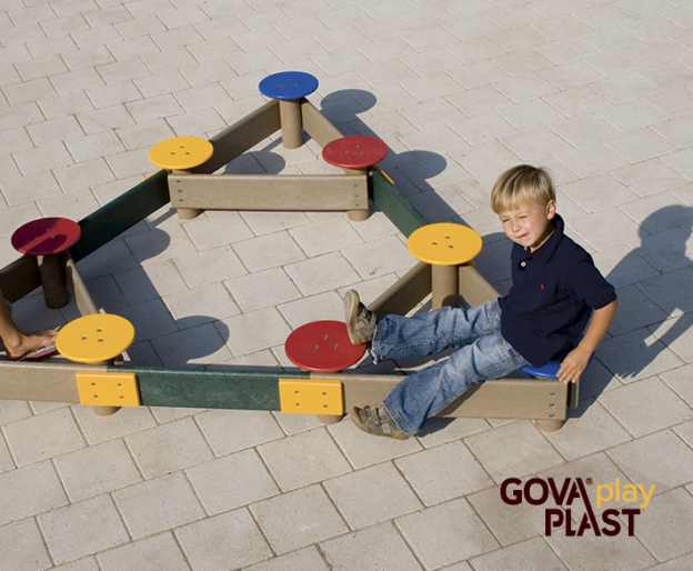 GOVA play PLAST. Vedligeholdesfrit genbrugsplast. Legeplads, skolegård, børnehave, vuggesture, park plads forhandler BY BANG balance trekant, sandkasse, legeplads