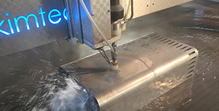 Vandskæring i materialetykkelser op til 150 mm – først og fremmest i materialer som stål og metal, men også kunststof, recyclingplast planker, træ og lignende materialer. Største format er 3000 x 1500 mm ved vandskæring.