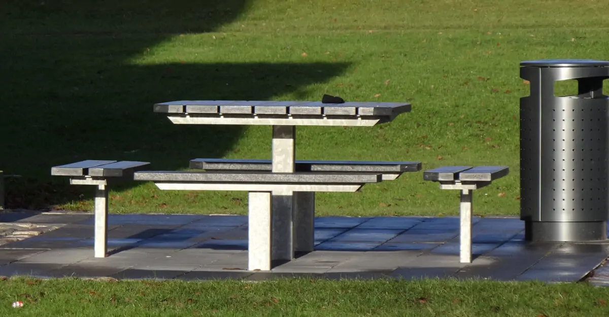 Kvadratisk bordbænkesæt med genbrugsplast planker og bænke uden ryglæn