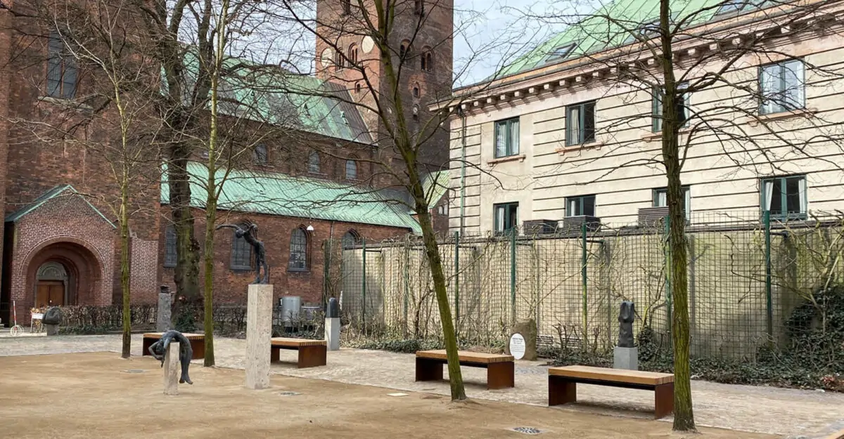områdefornyelse af Mathilde Fibgers Have i Aarhus med By Bangs plinte i cortenstål beklædt med mahogni planker