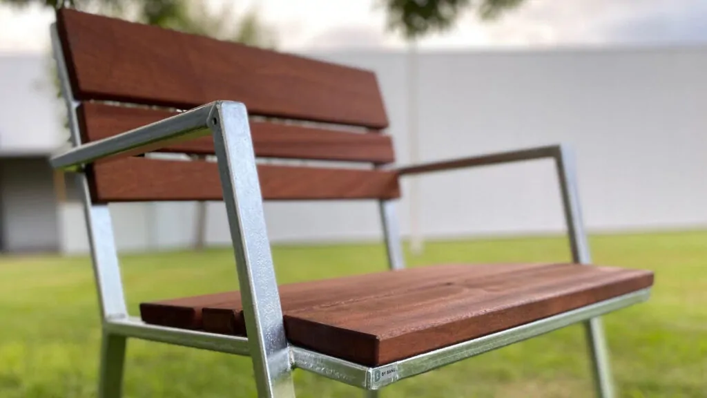 en robust stol i dansk stilrent design beklædt med mahogni