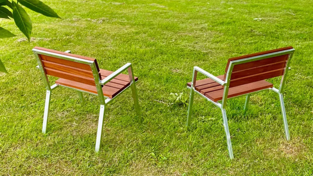 en robust stol i dansk stilrent design beklædt med mahogni