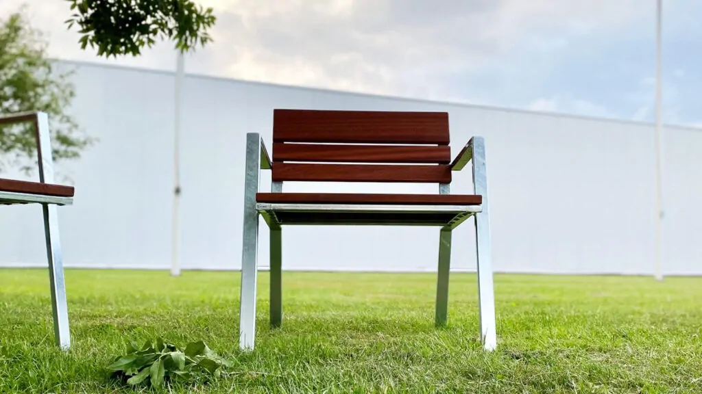 en robust stol i dansk stilrent design beklædt med mahogni