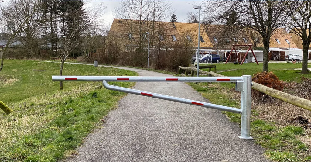 Stor svingbom i galvaniseret stål uden anslag