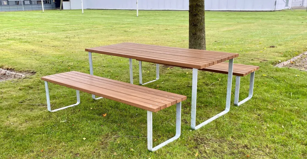 bordbænkesæt af let og enkelt design i galvaniseret stål og mahogni planker