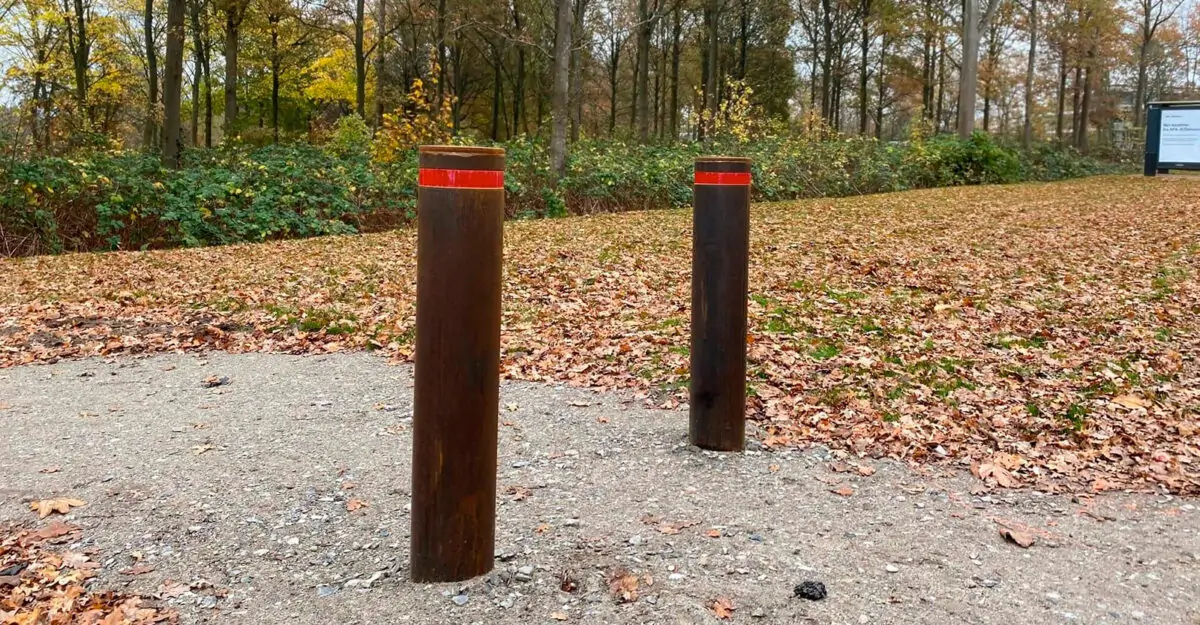 Cortenpullert på stien med røde reflekser