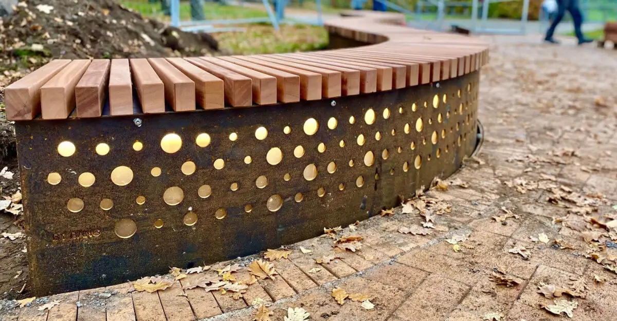 modulopbyggende plint med LED lys og smukt unikt mønster på siderne og beklædt med mahogni planker