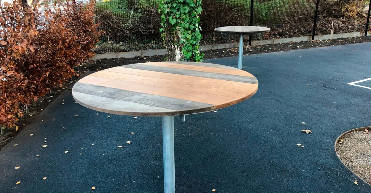 små café borde i stål og træ i Marie Mørks Skole gården