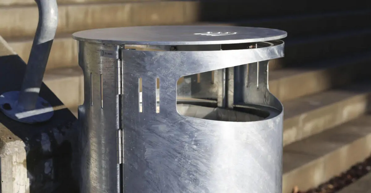 Robust udendørs affaldsspand i galvaniseret stål med dobbelt sideindkast