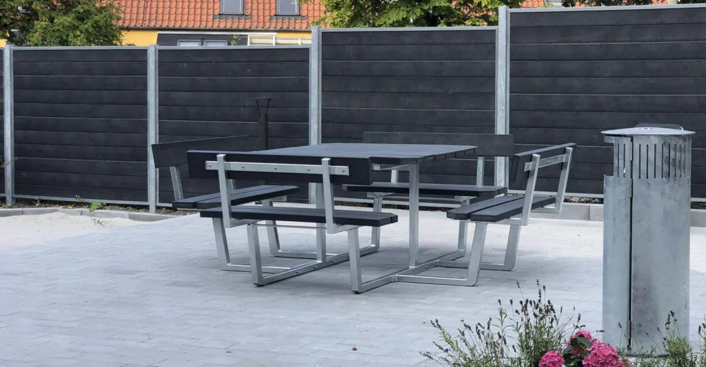 klassisk bordbænkesæt med ryglæn til 8 personer til urbane miljø og parker i galvaniseret stål og beklædt med genbrugsplast planker