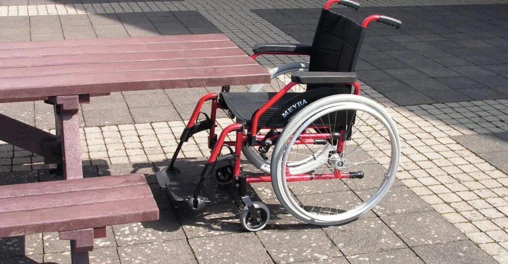 kørestolsvenligt bordbænkesæt i genbrugsplast