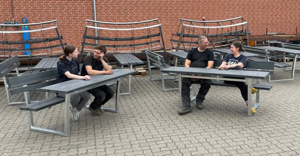 Udsigtsbænk med bord i genbrugsplast og beklædt med genbrugsplast planker