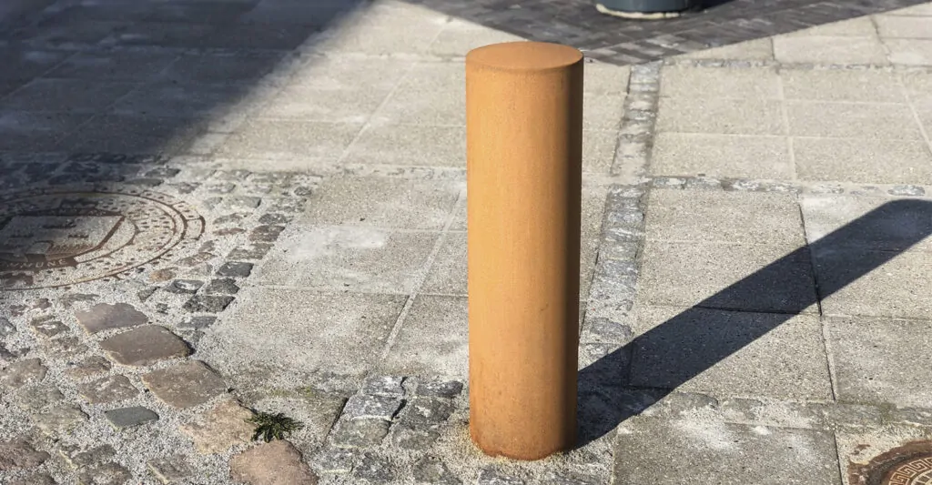 en corten pullert i byrummet