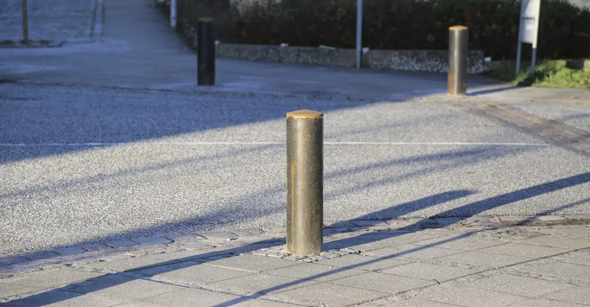 en corten pullert i byrummet